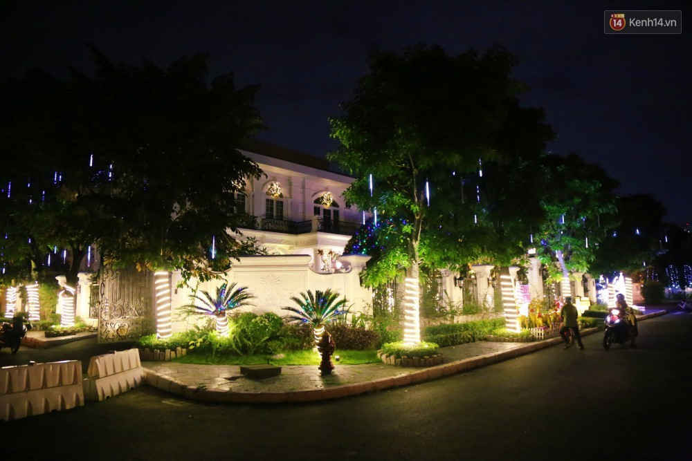 Những biệt thự triệu đô ở phố nhà giàu Sài Gòn được trang hoàng lộng lẫy như cung điện để đón Noel - Ảnh 1.