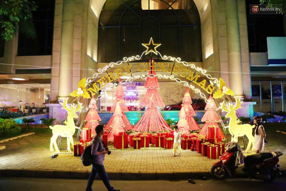 Những biệt thự triệu đô ở phố nhà giàu Sài Gòn được trang hoàng lộng lẫy như cung điện để đón Noel - Ảnh 16.