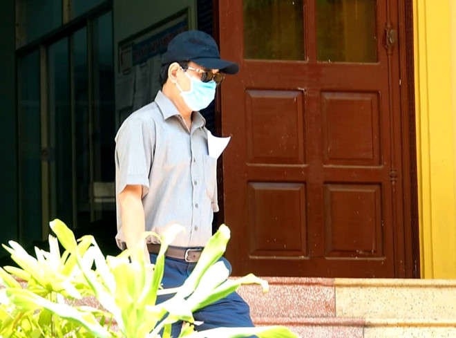 Nguyễn Hữu Linh bịt khẩu trang kín mít đến tòa nhận quyết định liên quan vụ nựng bé gái trong thang máy - Ảnh 2