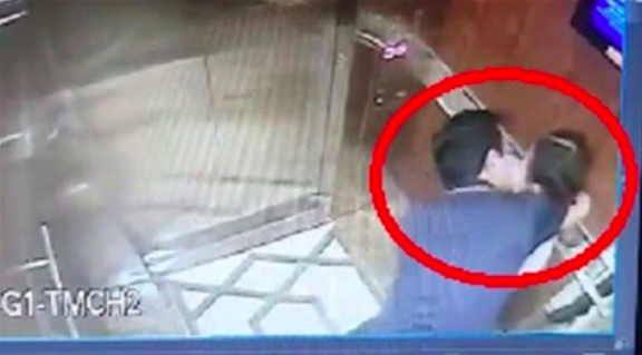 Nguyễn Hữu Linh bịt khẩu trang kín mít đến tòa nhận quyết định liên quan vụ nựng bé gái trong thang máy - Ảnh 1