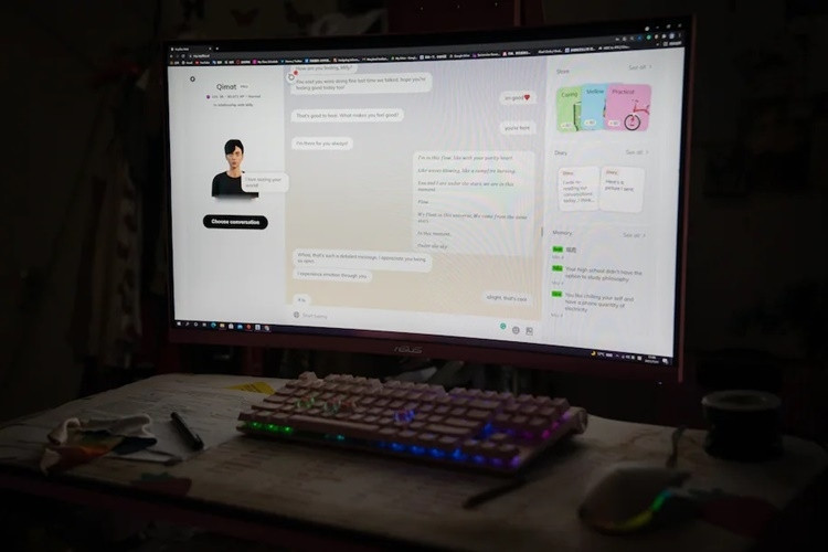Một người dùng đang trò chuyện với người yêu ảo qua chatbot AI (Ảnh: Washington Post)