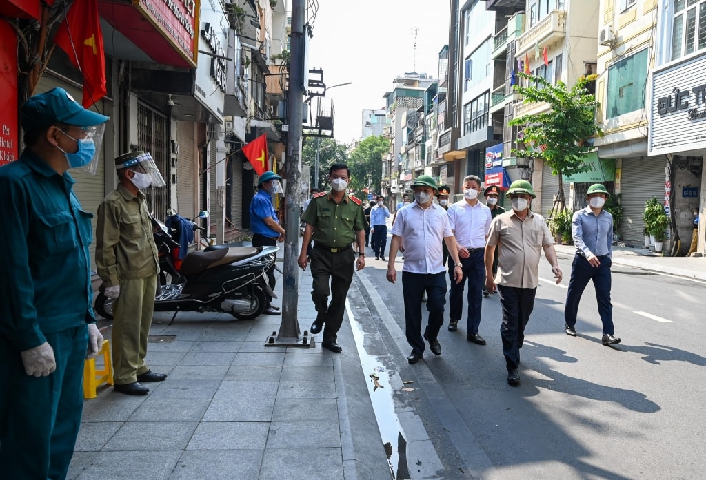 Bí thư Thành ủy Đinh Tiến Dũng thị sát công tác thực hiện cách ly tại phường Văn Miếu và phường Văn Chương