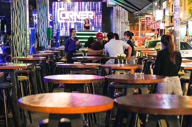 TP HCM cho phép mở lại quán bar, karaoke, massage từ ngày 10-1