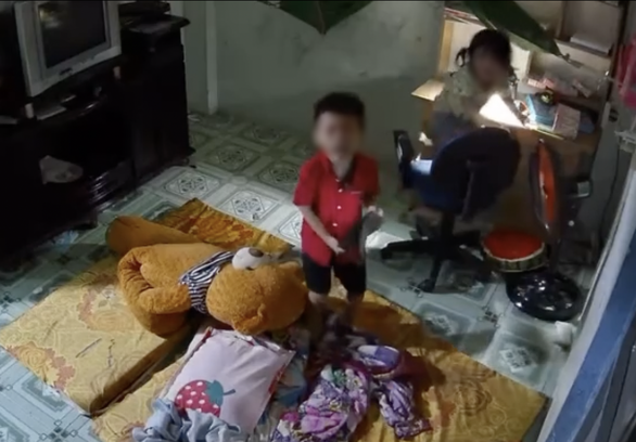 Hình ảnh hai anh em ở Đồng Nai sợ hãi, khóc thét khi bị 2 tên cướp đe dọa, cướp máy tính bảng. Ảnh cắt từ clip