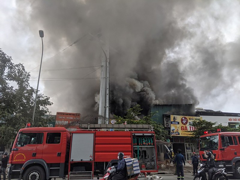 Hiện trường vụ cháy lớn trên đường Nguyễn Xiển, Hà Nội
