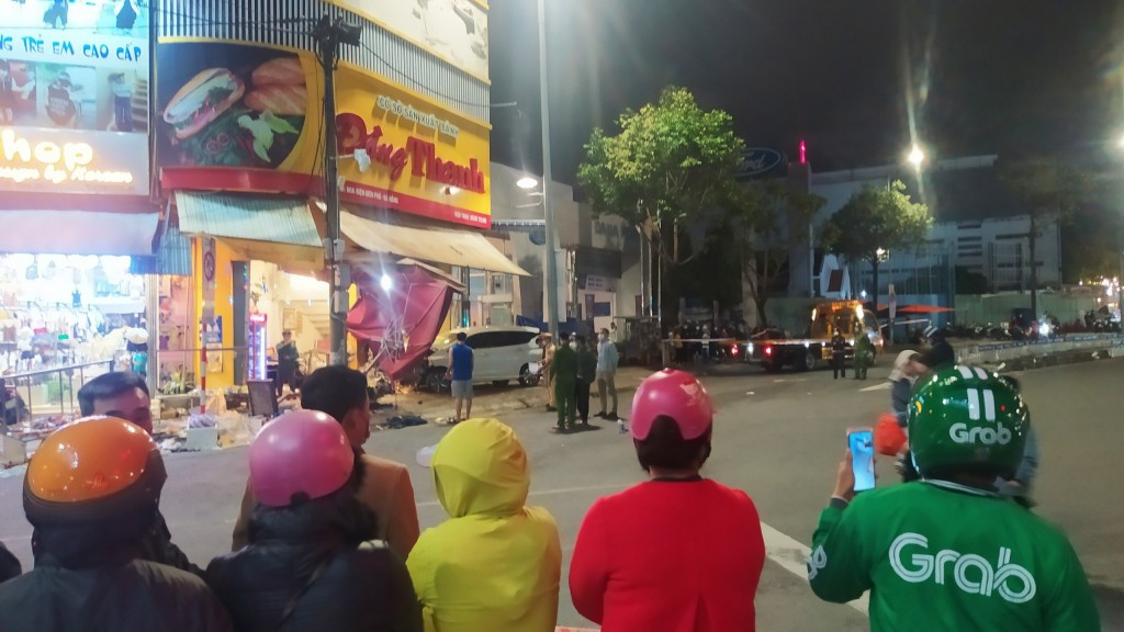 Đà Nẵng: Xe Expander lao vào tiệm bánh mì, 4 người phải nhập viện cấp cứu
