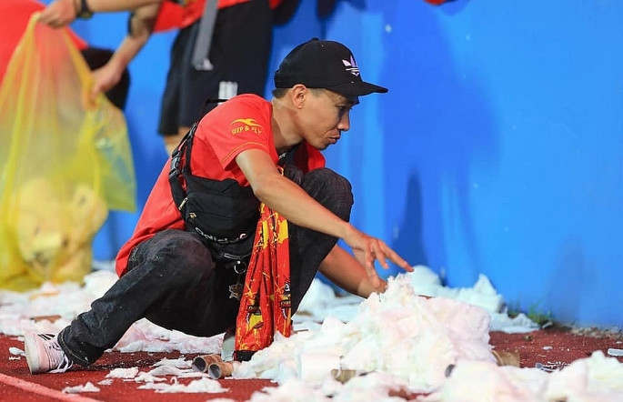 Công nhân vệ sinh khốn khổ bởi sự cổ vũ kém văn minh của khán giả trên sân Việt Trì