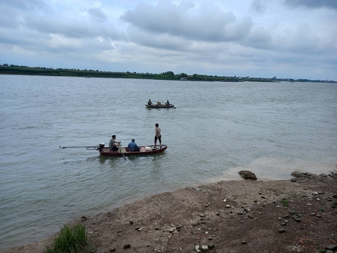 Các lực lượng chức năng tiến hành tìm kiếm trên sông Thái Bình.