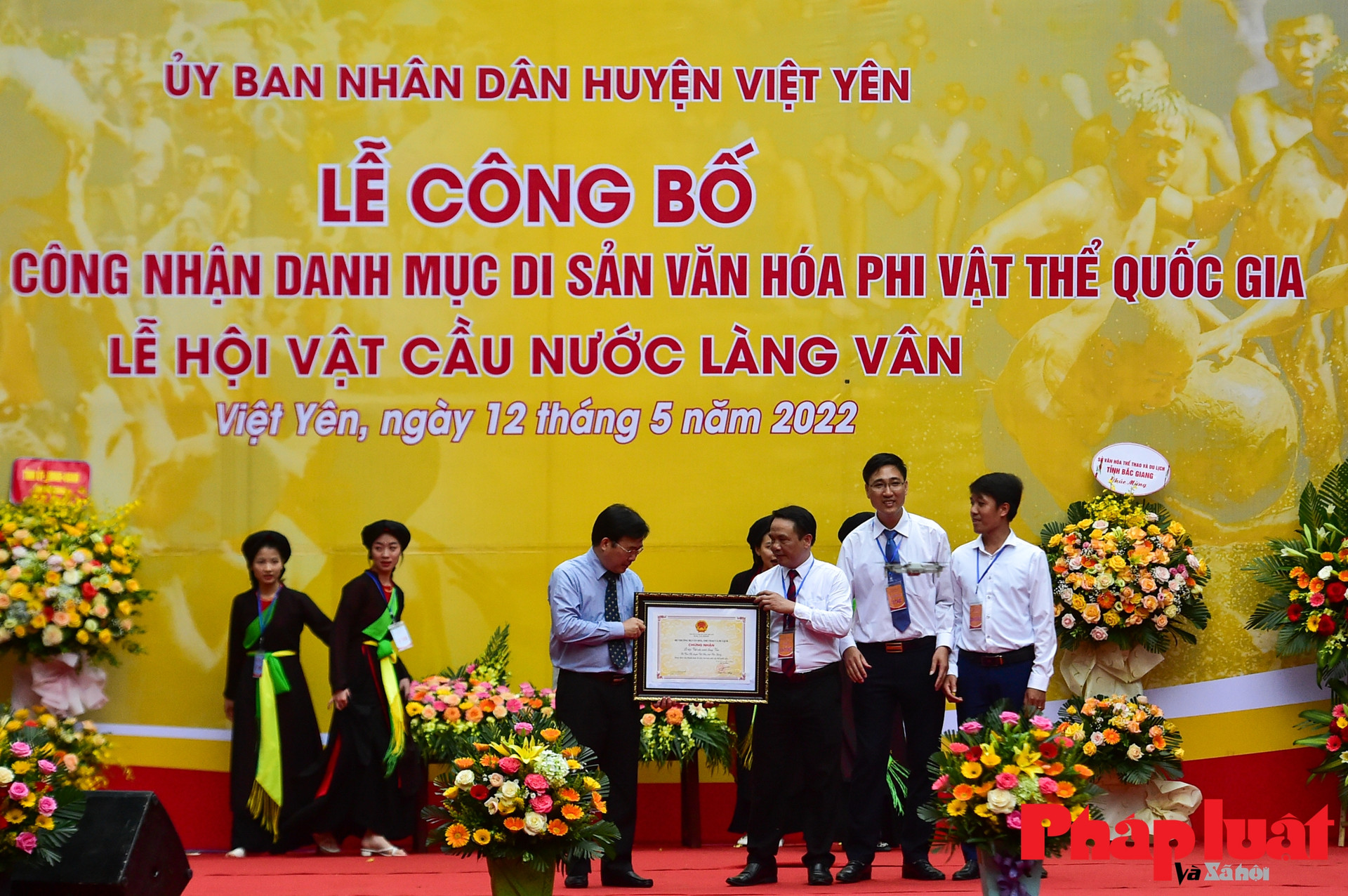 Độc đáo xem hội vật cầu nước độc nhất vô nhi của Việt Nam