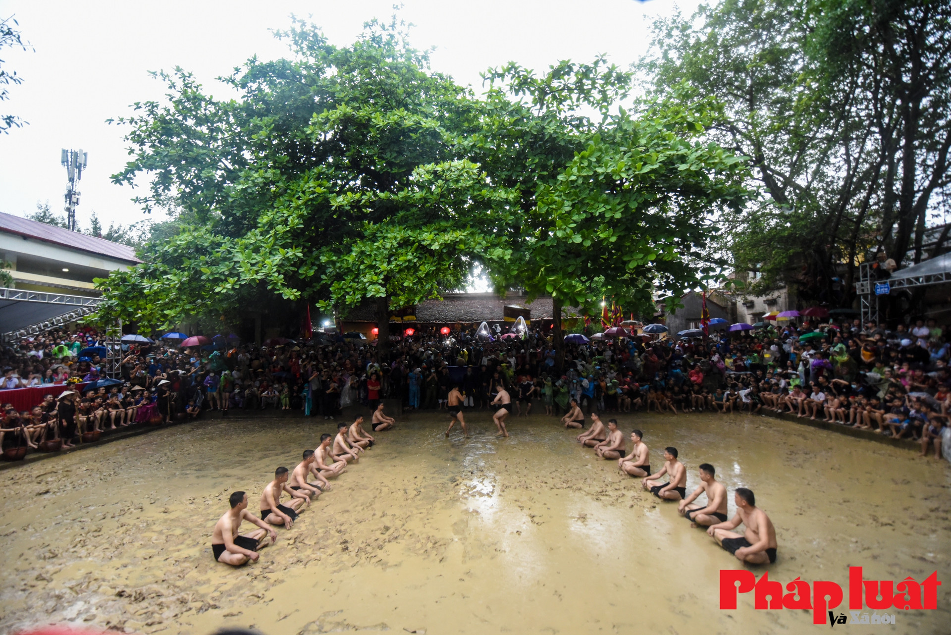 Độc đáo xem hội vật cầu nước độc nhất vô nhi của Việt Nam