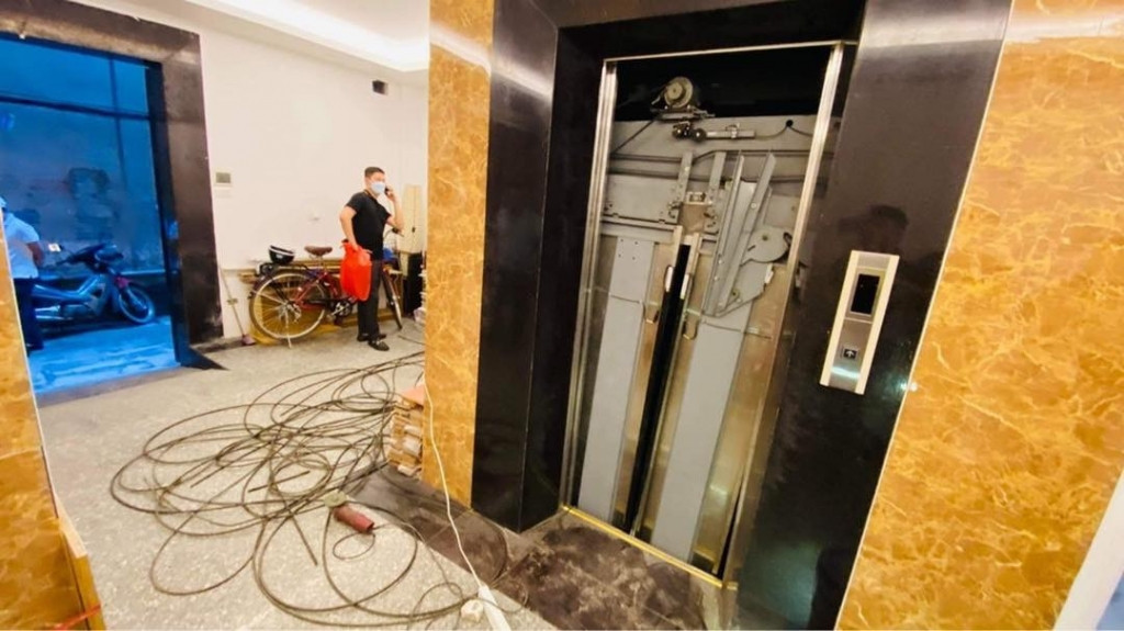 Hà Nội: Rơi thang máy nhà 7 tầng khiến 2 người thiệt mạng