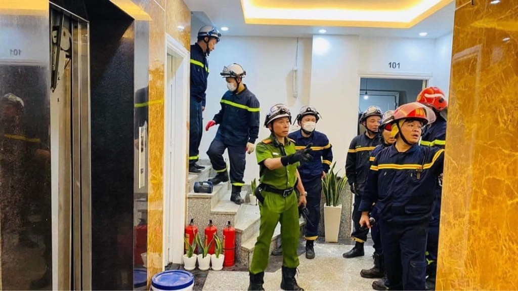 Hà Nội: Rơi thang máy nhà 7 tầng khiến 2 người thiệt mạng