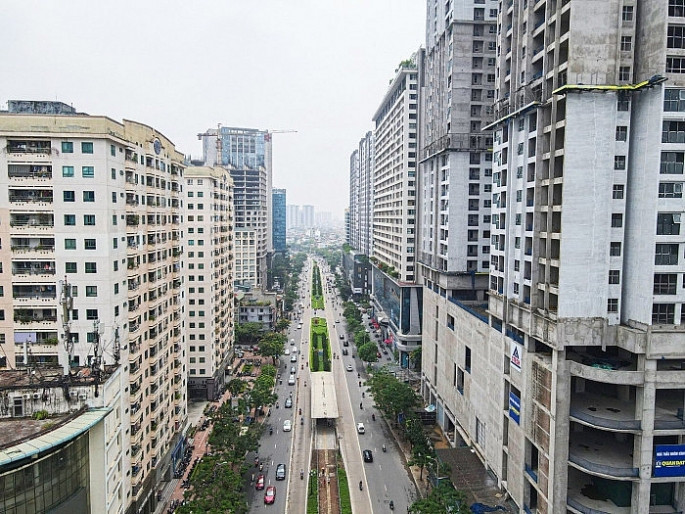 Tốc độ phát triển nhà cao tầng quá nhanh dọc 2 bên tuyến đường Lê Văn Lương tạo nên áp lực lớn cho hệ thống hạ tầng kỹ thuật