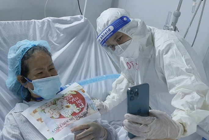Đã có nhiều hình ảnh, câu chuyện cảm động tại khu cấp cứu bệnh nhân Covid-19 nặng được ghi lại bởi nhóm truyền thông y tế tại TP Hồ Chí Minh (ảnh BYT).