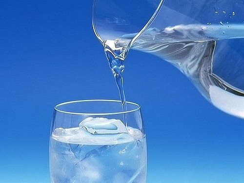 Mùa Hè uống nhiều nước lạnh có nguy cơ 