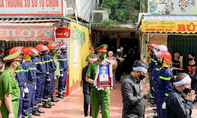 Người thân, đồng đội nghẹn ngào tiễn đưa 3 chiến sĩ cảnh sát hy sinh