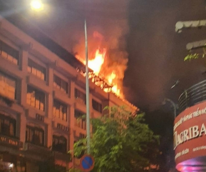 Ngọn lửa bốc lên từ sân thượng tòa nhà 5 tầng là trụ sở của Tổng cong ty Thủy sản Việt Nam
