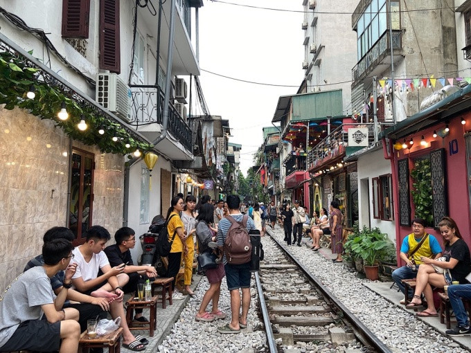 Đoạn đường tàu chạy qua trung tâm thành phố, đặc biệt từ đường Điện Biên Phủ đến Phùng Hưng trở thành điểm đến yêu thích của nhiều bạn trẻ và du khách nước ngoài. Ảnh: Lan Hương