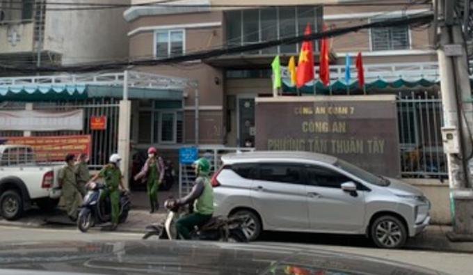Ôtô chở thi thể cô gái đậu trước trụ sở Công an phường Tân Thuận Tây. Ảnh:Đinh Sự