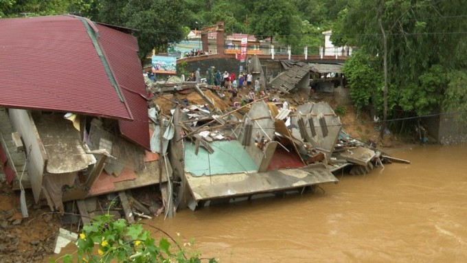 Nhà hai tầng ở xã Yên Thành bị đổ sập xuống lòng sông. Ảnh: UBND huyện Quang Bình