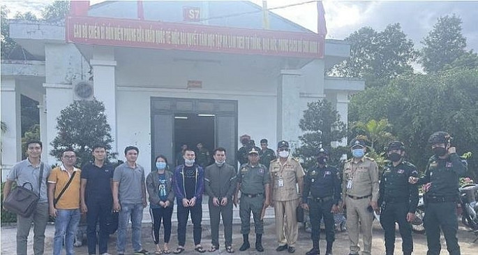 Công an Đồng Nai phối hợp với Cục Cảnh sát hình sự tiếp nhận các đối tượng từ Cảnh sát Hoàng gia Campuchia.
