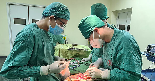 Bác sĩ phẫu thuật cắt đại tràng phải và vét hạch. Ảnh: Bệnh viện cung cấp