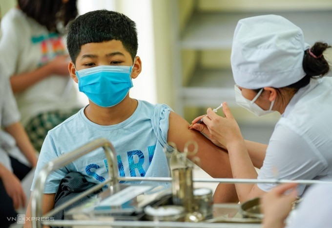 Học sinh lớp 6 Hà Nội tiêm vaccine Covid-19, tháng 4/2022. Ảnh: Phạm Chiểu