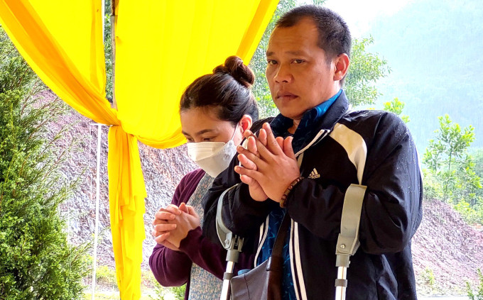 Ông Lê Minh Quang và bà Bích tại tang lễ cháu bé ở Huế, hồi tháng 3. Ảnh: Gia đình nạn nhân cung cấp