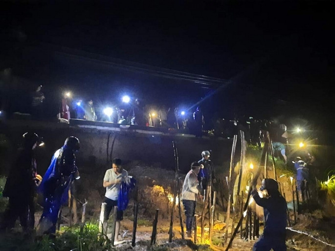 Nghệ An: Người dân đội mưa gia cố đập nước, chạy lũ trong đêm