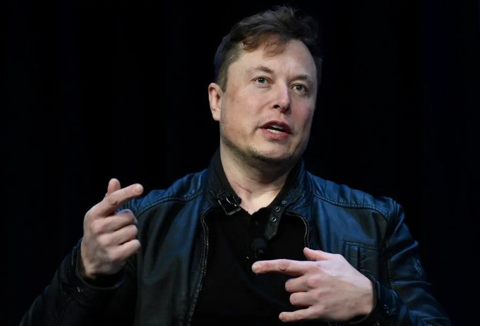 Elon Musk nhiều lần thay đổi quyết định trong thương vụ mua Twitter. Ảnh: AP