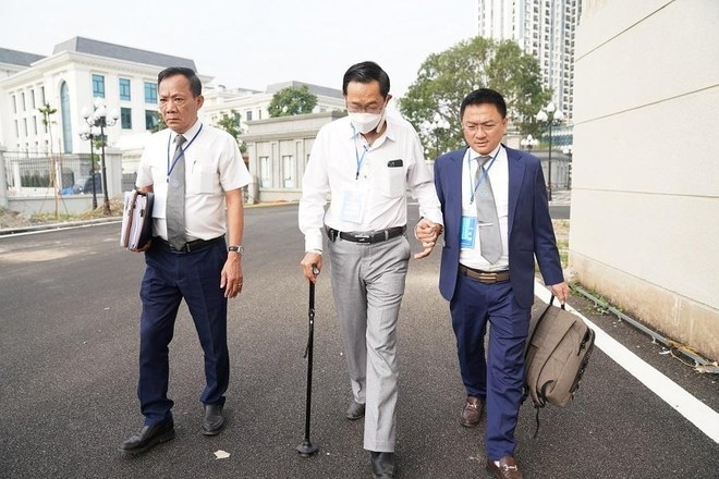 Cựu Thứ trưởng Bộ Y tế Cao Minh Quang vắng mặt trong ngày xử thứ 2
