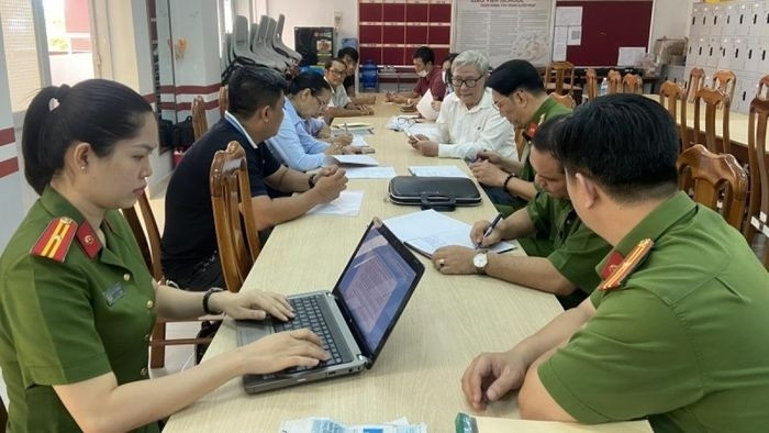 Cơ quan Công an làm việc với Ban Giám hiệu trường iSchool Nha Trang.