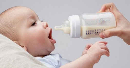 Sự thật đằng sau câu nói: Phải cho trẻ bú thêm sữa ngoài, nếu không sẽ bị hạ đường huyết