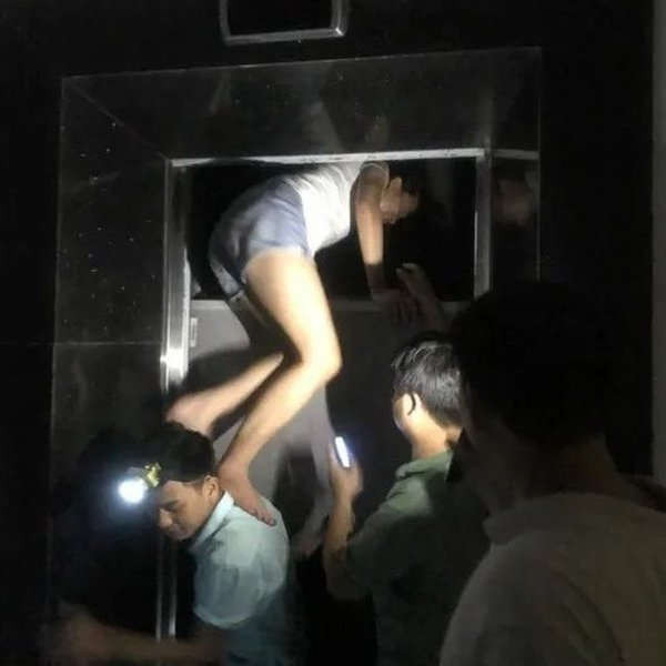 Giải cứu nhiều người dân khỏi thang máy kẹt vì sự cố mất điện
