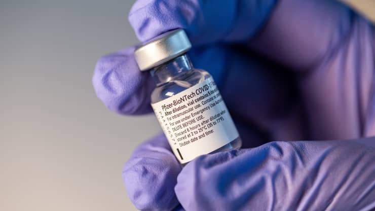 Các hãng sản xuất vaccine Covid-19 ráo riết nghiên cứu “siêu biến thể” Omicron