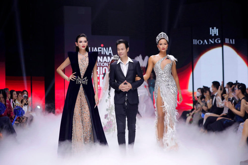 NTK Hoàng Hải trở lại với Aquafina Vietnam International Fashion Week với BST "Bướm hoang"
