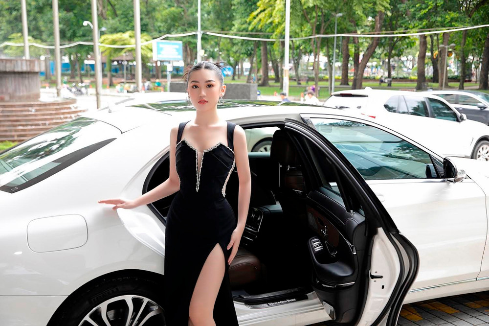 Á hậu Quỳnh Umee ngồi siêu xe 8 tỷ dự sự kiện