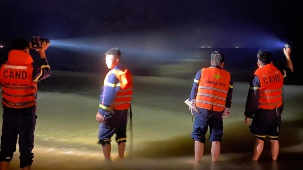 Lật thuyền thúng ở biển Cửa Lò khiến 2 người mất tích
