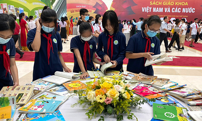 Nhà xuất bản nói sách giáo khoa Việt Nam 'rất rẻ'
