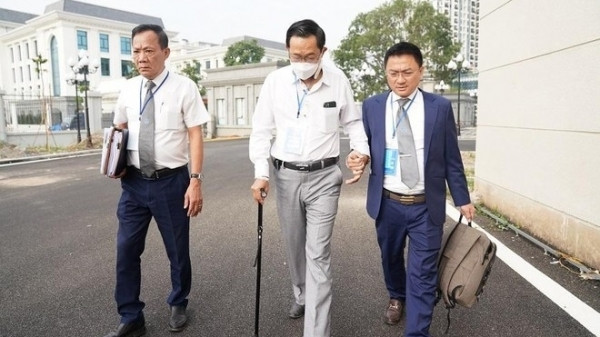 Xét xử cựu Thứ trưởng Bộ Y tế Cao Minh Quang và đồng phạm: Cựu Thứ trưởng Bộ Y tế Cao Minh Quang vắng mặt trong ngày xử thứ 2