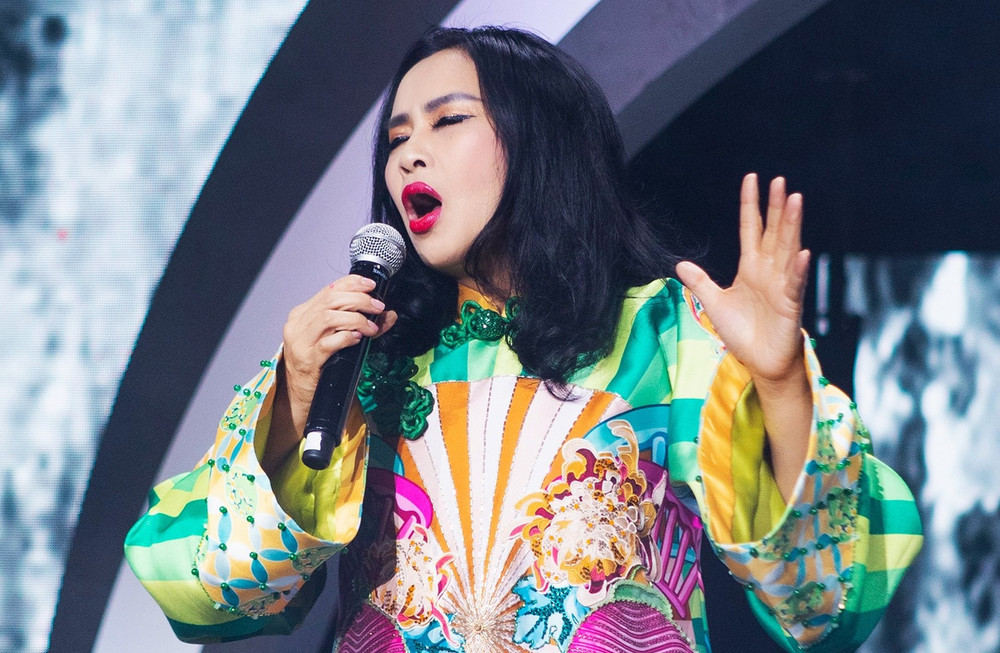 Diva Thanh Lam mang cả mùa thu Hà Nội lên sân khấu Aquafina Tuần lễ thời trang Quốc tế Việt Nam Thu Đông 2022