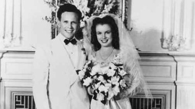 Ảnh cưới hiếm hoi của Marilyn Monroe và người chồng đầu tiên trong cuộc hôn nhân chớp nhoáng năm 16 tuổi