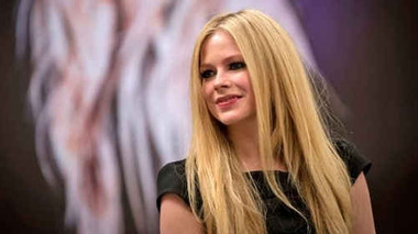Hậu tin đồn chết trẻ và có người thế thân, Avril Lavigne chính thức trở lại thật 100% với tâm thư gửi fan