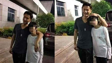 Hình ảnh hiếm hoi Tạ Đình Phong về Hong Kong thăm Trương Bá Chi và 2 con trai