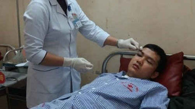 Hà Tĩnh: Bác sĩ bị người nhà bệnh nhân hành hung khi đang cấp cứu cho bệnh nhân