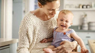 Tại sao mẹ nên ôm con mỗi khi bé khóc?