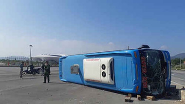 Quảng Ninh: Lật xe khách khiến phụ xe tử vong, 6 hành khách bị thương