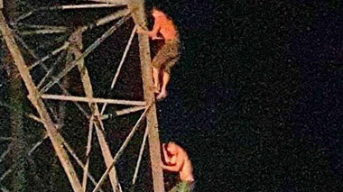 Nghệ An: Giận vợ, người đàn ông leo lên trụ điện 500KV rồi la hét vì bị mắc kẹt và sợ hãi