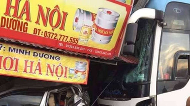 Nam Định: Xe khách ủi xe con vào quán bia làm 3 người thương vong