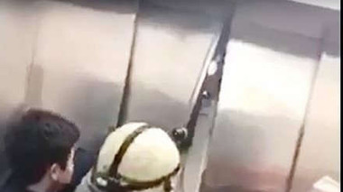 Giải cứu 21 người mắc kẹt trong thang máy